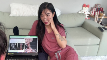 คุณหมอ แอลล์ ลี ดูแลดุจสามีตัวเอง หนังXสาวเกาหลี ELLE LEE PORN คนไข้ป่วยอยากให้อมควยถึงที่บ้าน นอนตะแคงเย็ดหมอด้วยควยอันร้อนระอุ ติ้วหีหมอให้เกิดการปะทุของน้ำหี