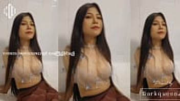 เว็บโป๊หนังโป๊พม่า XVIDEOS DARKQUEEN23 เปิดเผยตัวตนแต่เซ็นเซอร์หน้าตอนเย็ดสาวพม่า แหวกกลีบหีบานให้ชมความสง่างามของหีดำ เย็ดคาผ้าถุงใช้ควยกระทุ้งหีสาวพม่า