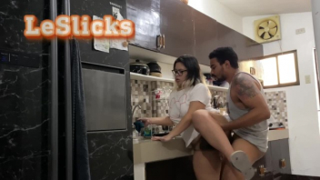 หนังXXXผัวเมียฟิลิปปินส์ Le Slicks Porn กาแฟมันดีดทำให้จี๊ดตรงหัวควย ดื่มกาแฟแล้วเดินมาเย็ดเมียที่กำลังล้างจาน สมองแล่นจนทำให้ควยแข็งอยากล่อหีเมีย เย็ดในครัวท่ากวางเหลียวหลังปังปุริเย่