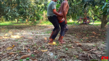 PUBLIC GAY SEX หนังXXXเกย์จากทางบ้าน เดซี่ฮอตบอยล่อดากกันในสวนมะม่วง เกย์อินเดียปั่นจักรยานหาที่เย็ดกัน ถกกางเกงในสีแดงแสดงพลังพร้อมเย็ดดาก เย็ดสดกดมิดด้ามไร้สารเจลหล่อลื่น