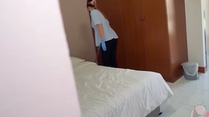 เย็ดแม่บ้านทำความสะอาด หนังเอ็กส์ไทย BBWTHAIXXX กลับห้องที่โรงแรมมาเจอแม่บ้าน เลยเอาควยให้เลียก่อนจับเย็ดคากางเกงใน ลายลูกไม้ยังคาขาตอนซอยหีไทย