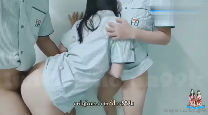 DOG99K คลิปหลุดพนักงานเซเว่น (เชียงใหม่) ของระดับหัวหน้าผู้จัดการสาขา ชวนพนักงานมาเย็ดสวิงกิ้งที่ห้อง ยืนเย็ดหีแล้วให้อีกคนติ้วหีให้ดู สลับเย็ดสองหีถุงยางก็ยอมใส่