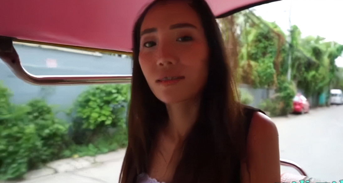 น้องฟิล์มไทยซอยนานา หนังXไทย TUKTUK PATROL – FILM หีเล็กนิดเดียวต้องมาเจอกระดอหัวตีบช่วงกลางใหญ่ ตอนยัดควยเข้าหีถึงกับเจ็บ ร้องซี๊ดจนต้องผลักตัวฝรั่งออกแล้วยัดเข้าไปใหม่