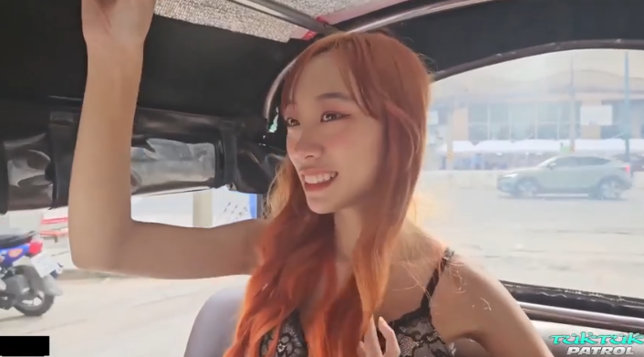 หีใหญ่แต่ตัวเล็ก TUKTUKPATROL – CANDY COLA รถตุ๊กตุ๊กไทยแลนด์แดนสวรรค์ อาบน้ำล้างหีขึ้นขี่ควยใหญ่ฝรั่ง หีไทยเด็ดจัดฝรั่งอย่าได้แหยม